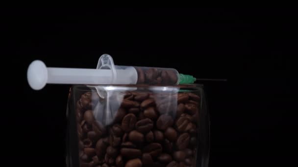 Koffeinfüggőség Kávébab Egy Orvosi Fecskendőben Injekció Beadása Előtt Fecskendő Tele — Stock videók