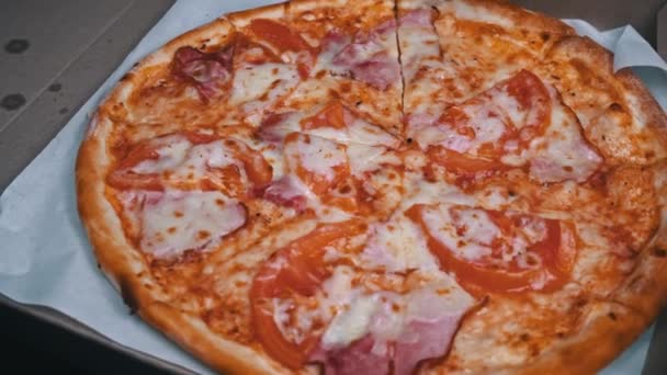 Ember Vesz Egy Szelet Pizzát Szalonnával Szalámival Friss Pizza Hússal — Stock videók