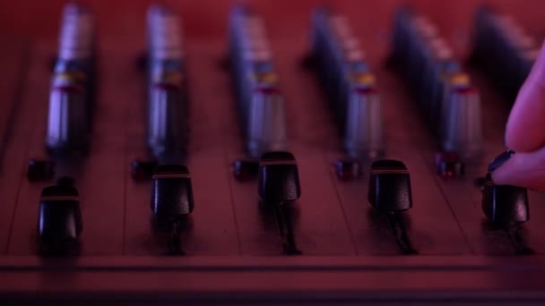Ruce Muže Pracujícího Mixérem Zblízka Profesionální Audio Mixér Ručním Nastavením — Stock video