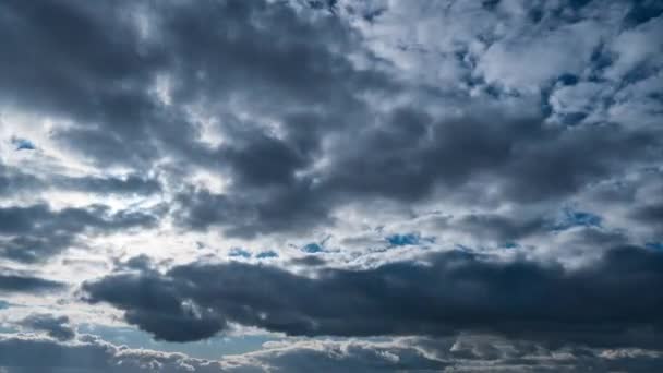 Nubes Blancas Esponjosas Flotan Lentamente Través Del Cielo Azul Diurno — Vídeo de stock