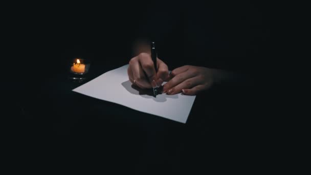 Hand Schrijft Met Een Pen Wit Papier Een Donkere Kamer — Stockvideo