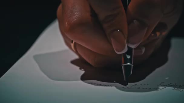 Mans Hand Schrijft Met Een Antieke Pen Wit Papier Close — Stockvideo