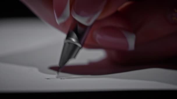 Mans Hand Γράφει Ένα Στυλό Αντίκα Λευκό Χαρτί Από Κοντά — Αρχείο Βίντεο
