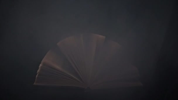 Oude Mystieke Boek Met Open Pagina Met Magische Rook Zwarte — Stockvideo
