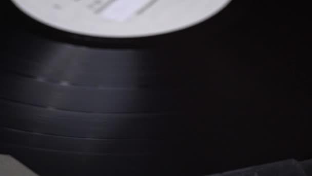 Oude Retro Speler Draait Een Vinyl Plaat Close Naald Van — Stockvideo