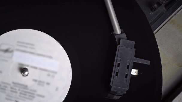 老旧的复古播放器旋转一个乙烯唱片 乙烯唱机的针头从光盘上的凹槽读出记录 古典音乐在古董唱机上播放 — 图库视频影像
