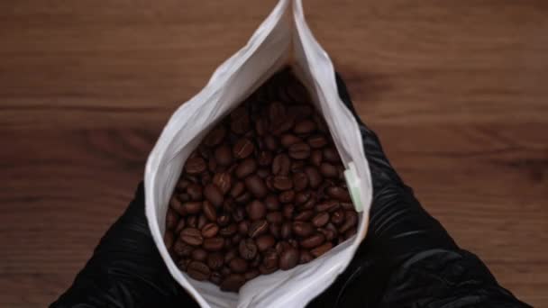 Koffiebonen Ambachtelijke Verpakking Menselijke Handen Geroosterde Aromatische Bruine Koffiebonen Donker — Stockvideo
