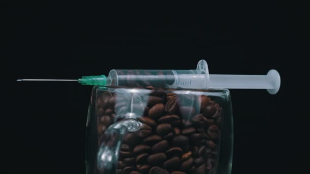 Uzależnienie Kofeiny Ziarna Kawy Strzykawce Medycznej Przed Wstrzyknięciem Strzykawka Jest — Wideo stockowe
