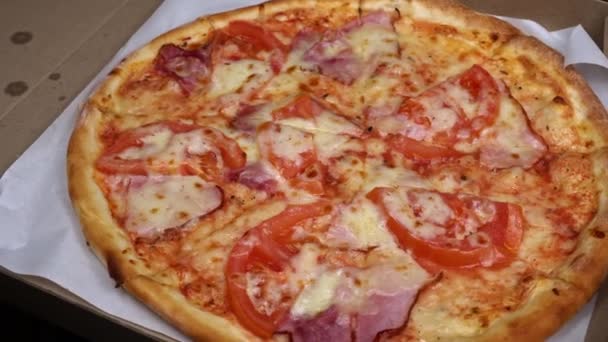 Одна Пицца Салями Беконом Вращающаяся Коробке Черном Фоне Аппетитная Свежая — стоковое видео