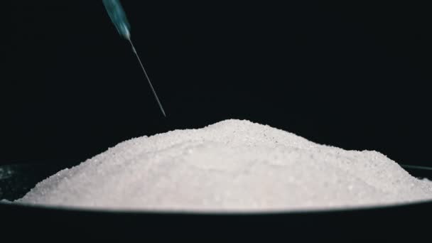 Strzykawka Wpada Talerza Cukrem Uzależnienie Słodyczy Słodycze Szkodliwe Dla Zdrowia — Wideo stockowe