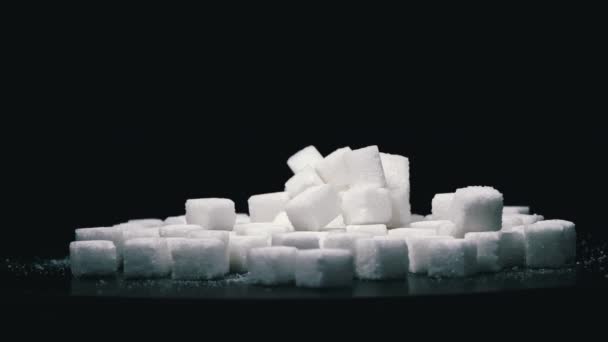 Σωρός Από Κύβους Λευκής Ζάχαρης Μαύρο Φόντο Γλυκά Βλάπτουν Την — Αρχείο Βίντεο