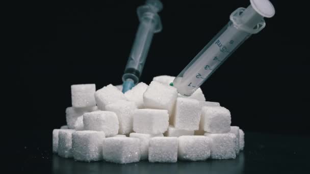 白糖キューブ 注射器 スイーツは健康に有害です 砂糖依存症について 栄養とダイエットコントロール シュガーレス 糖尿病について スイーツからの体重増加 — ストック動画