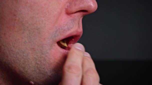 Homme Mange Des Chips Croustillantes Gros Plan Collation Pommes Terre — Video