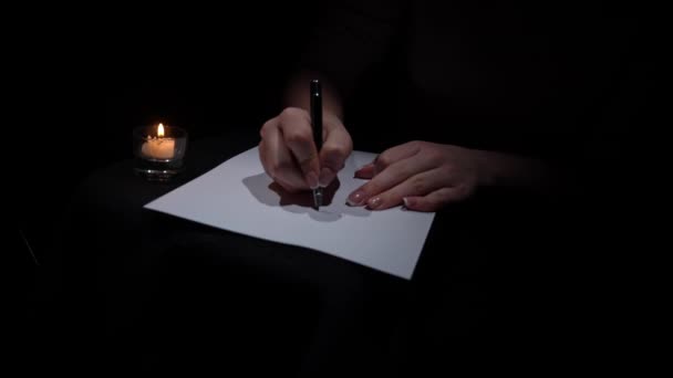 촛불로 어두운 종이에 펜으로 씁니다 시트에 골동품 잉크를 사용하여 문자를 — 비디오
