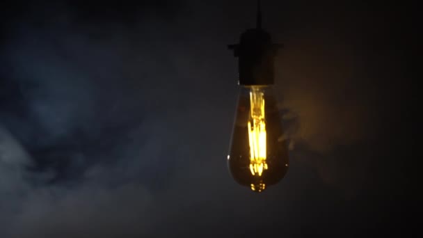 Antieke Gloeilamp Flitst Oranje Mist Zwarte Achtergrond Helder Licht Van — Stockvideo
