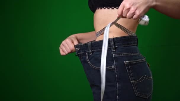 Die Frau Misst Ihre Taille Nach Dem Abnehmen Mit Einem — Stockvideo