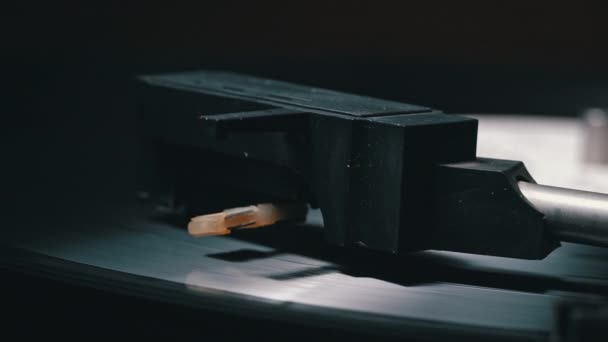 老旧的复古播放器旋转一个乙烯唱片 乙烯唱机的针头从光盘上的凹槽读出记录 古典音乐在古董唱机上播放 — 图库视频影像