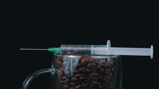 Uzależnienie Kofeiny Ziarna Kawy Strzykawce Medycznej Przed Wstrzyknięciem Strzykawka Jest — Wideo stockowe