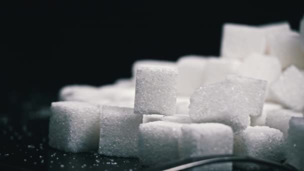Siyah Arka Planda Beyaz Şeker Küpleri Yığını Tatlılar Sağlığa Zararlıdır — Stok video