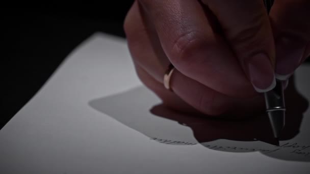 孟氏的笔用一支古董笔写在白纸特写上 用古色古香的钢笔和墨水在白纸上写一封书法信 烛光下用大写字母写一封信 — 图库视频影像
