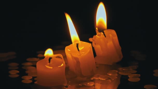 Три Парафінові Свічки Горять Поспіль Чорному Тлі Відображенням Три Білі — стокове відео