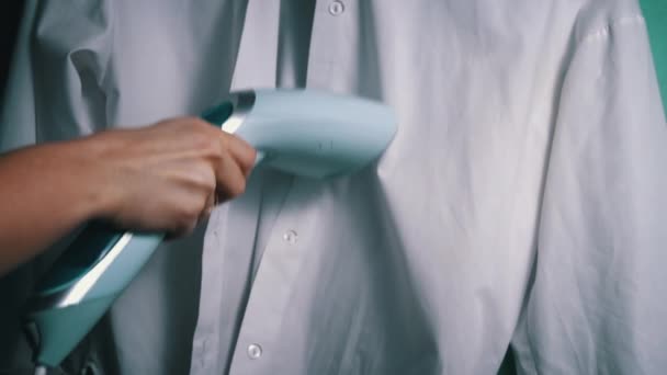 Camisa Blanca Suavizante Hierro Vapor Mano Representa Una Plancha Vapor — Vídeo de stock