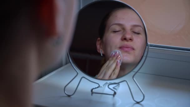 年轻美丽的女人在面部有问题的部位涂上面具 青少年脸上长粉刺的问题 面部皮肤护理 专业护肤产品 — 图库视频影像