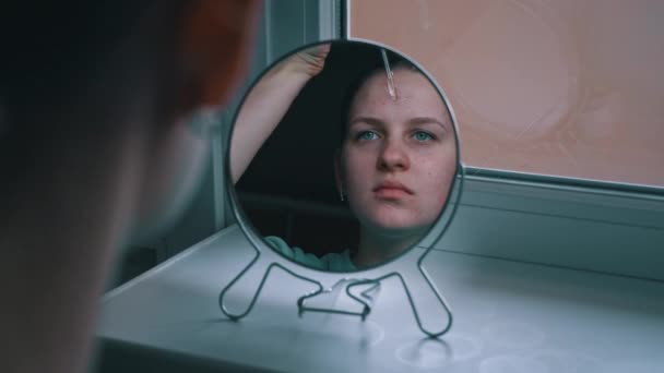 Genç Güzel Bir Kadın Yüzünün Sorunlu Yerlerine Maske Takar Gençlerin — Stok video