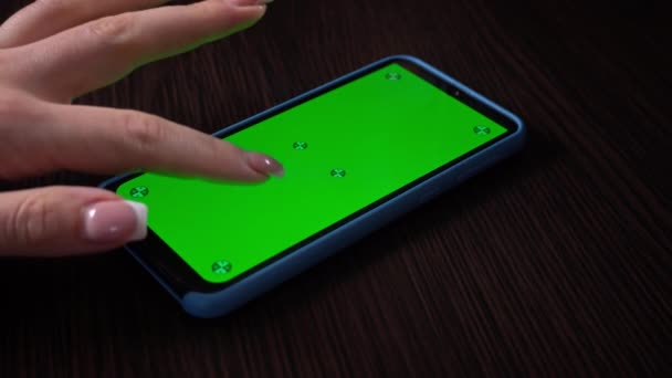 Donna Utilizza Uno Smartphone Con Schermo Verde Con Una Chiave — Video Stock