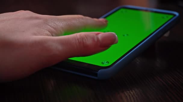 女性はクロマティックキー付きの緑色のスクリーンでスマートフォンを使用します ソーシャルネットワークやオンラインストアをブラウズ インターネット クローズアップコミュニケーションコンセプト — ストック動画