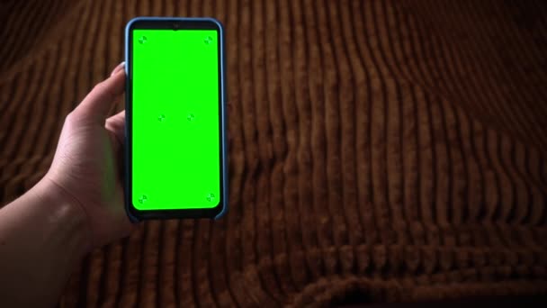 Человек Использует Смартфон Зеленым Экраном Хроматическим Ключом Просмотр Социальных Сетей — стоковое видео