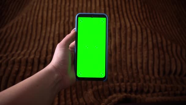 Άνθρωπος Χρησιμοποιεί Ένα Smartphone Πράσινη Οθόνη Χρωματικό Κλειδί Περιήγηση Κοινωνικά — Αρχείο Βίντεο