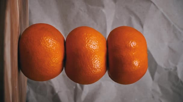 Primer Plano Tres Naranjas Vibrantes Muestra Trío Naranjas Contra Fondo — Vídeo de stock