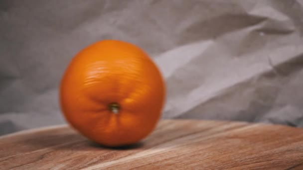 Rolling Orange Wooden Surface Zachytí Čerstvý Šťavnatý Pomeranč Pohybu Dřevěném — Stock video