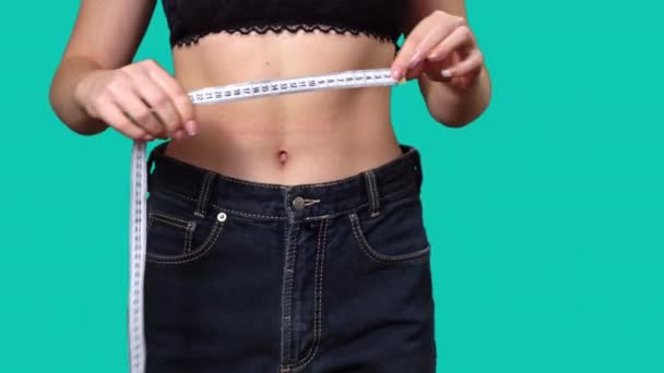 여성은 테이프로 허리를 측정합니다 적절한 다이어트 바지에 성공적인 — 비디오