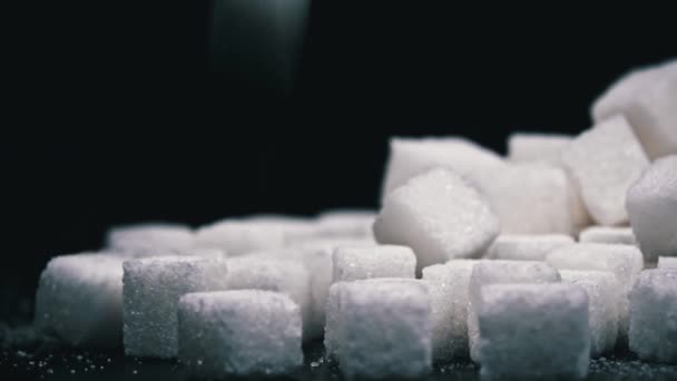 Hromada Bílých Kostek Cukru Černém Pozadí Sladkosti Škodí Zdraví Poškozený — Stock video