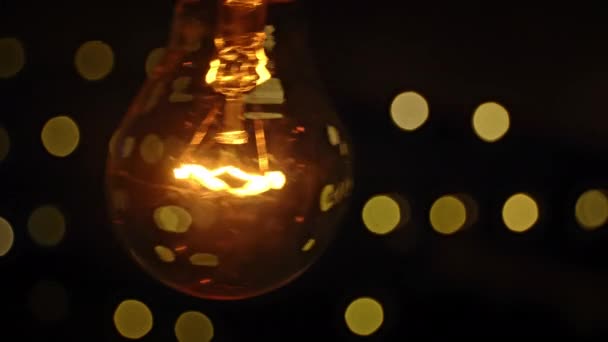 Lâmpada Vintage Brilha Contra Fundo Luzes Cintilantes Lâmpada Incandescente Pingente — Vídeo de Stock