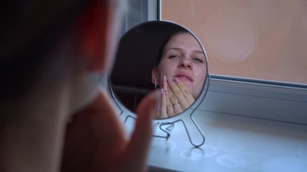 Jeune Belle Femme Applique Masque Sur Les Zones Problématiques Visage — Video