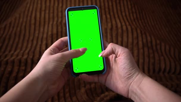 人类使用带有绿色屏幕和彩色键的智能手机 浏览社交网络或网上商店 互联网 特写镜头交流概念 — 图库视频影像