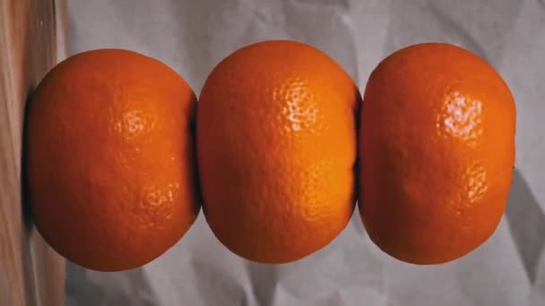 3つのヴィブラントオレンジの閉鎖 中立的な背景にオレンジのトリオを展示し 豊かな質感と色を強調しています — ストック動画