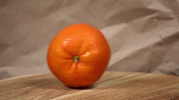 Rollendes Orange Auf Hölzerner Oberfläche Erfasst Eine Frische Saftige Orange — Stockvideo