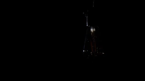 Античная Лампочка Горит Оранжевым Черном Фоне Яркий Свет Старинной Лампочки — стоковое видео