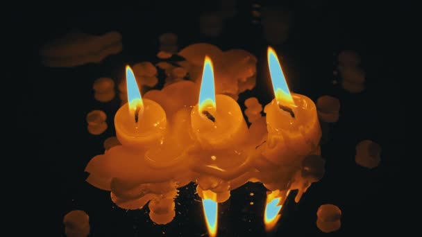 Tři Parafinové Svíčky Hoří Řadě Černém Pozadí Odleskem Tři Bílé — Stock video
