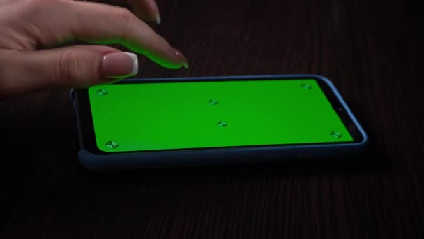 Женщина Использует Смартфон Зеленым Экраном Хроматическим Ключом Просмотр Социальных Сетей — стоковое видео