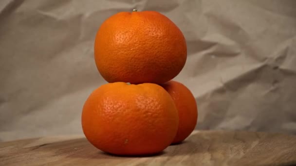 Umělecké Uspořádání Tří Čerstvých Pomerančů Ukazuje Trojici Pomerančů Rustikálním Pozadí — Stock video