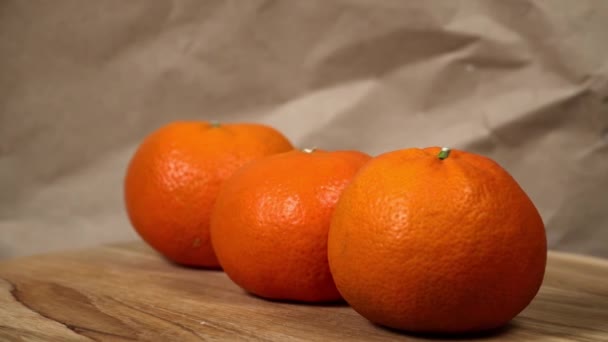 Художественное Оформление Трех Свежих Апельсинов Демонстрирует Трио Апельсинов Деревенском Фоне — стоковое видео