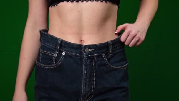 女性は大きなサイズのジーンズで体重を減らした後ウエストします 成功した体重減少 適切な栄養 そして健康の概念 スリムな美しい女性の不在 大きなズボンの薄い女性 — ストック動画