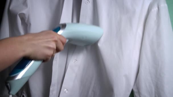 Handhållen Steam Iron Smoothing White Shirt Föreställer Ångstrykjärn Aktion Bort — Stockvideo
