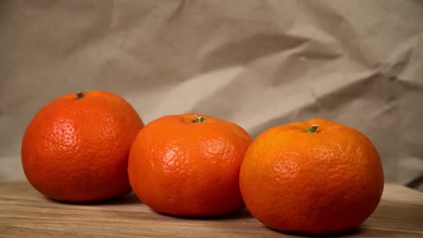 Művészi Elrendezése Három Friss Narancs Bemutatja Trió Narancs Egy Rusztikus — Stock videók