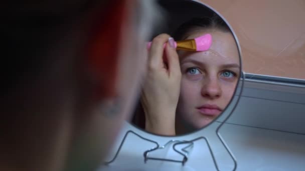 Jonge Mooie Vrouw Brengt Een Masker Aan Problematische Delen Van — Stockvideo
